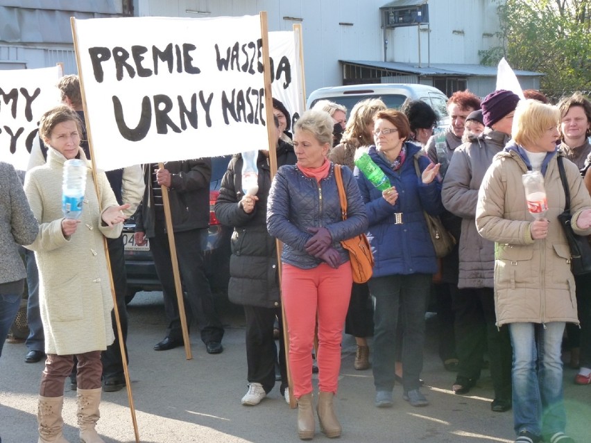 Strajk pracowników DPS w Radziechowicach przed starostwem w...