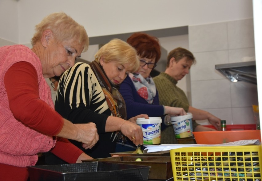 Kobylanka. Uczyli się kucharzenia, układania kwiatów, wyplatania