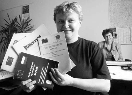 Magdalena Orska z piotrkowskiego oddziału WODR prezentuje m.in. dokumenty, jakie wypełnić muszą ubiegający się o pomoc