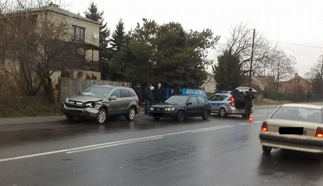 Przy ul. Turystycznej w Lublinie zderzyły się dwa samochody. ...