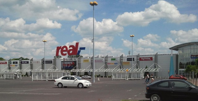 Hipermarkety Real w Łodzi na razie nie zmienią się w sklepy Auchan