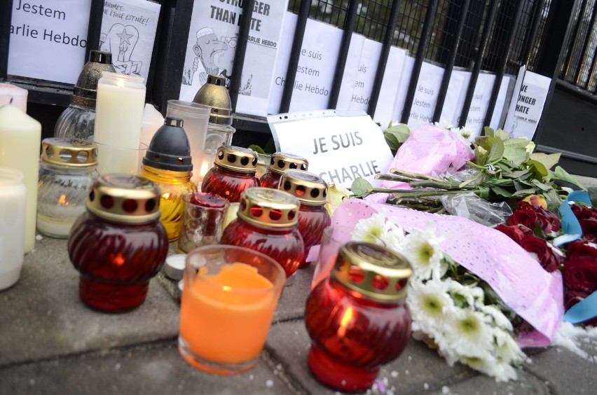 Warszawiacy składają kiwiaty pod ambasadą Francji