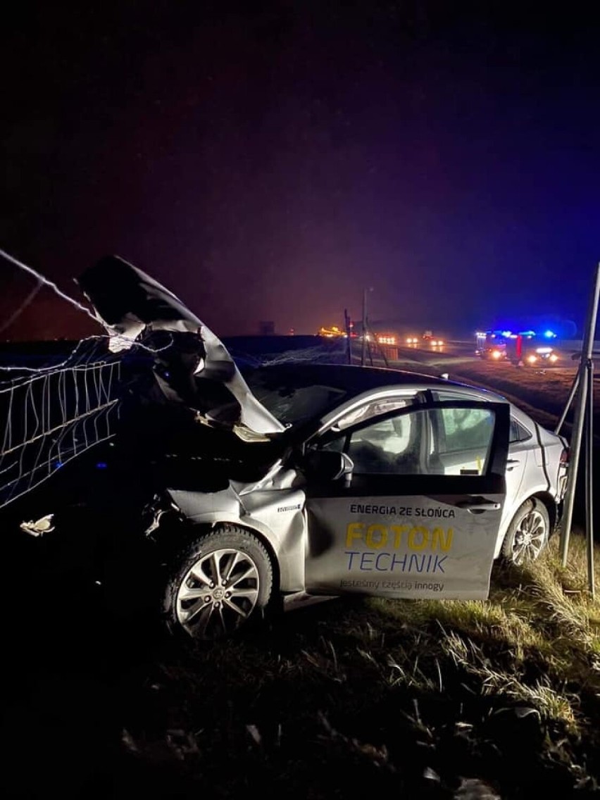 Groźny incydent na A1 w Żukczynie (gm. Pruszcz Gd.) Samochód wypadł z drogi taranując autostradowe ogrodzenie