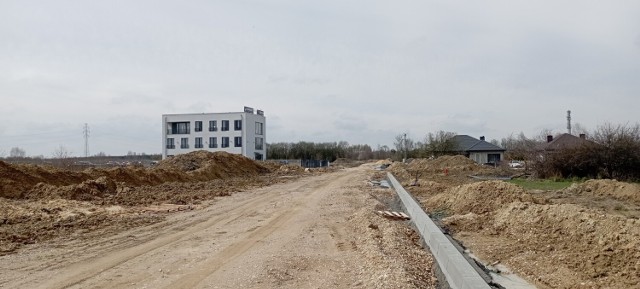 Prace przy budowie ulicy Długiej w Jędrzejowie postępują. Tutaj widać klinikę stomatologiczną "Vivadent", która znajduje się przy połączeniu ulicy Długiej i Bajkowej. Więcej z budowy drogi na kolejnych zdjęciach