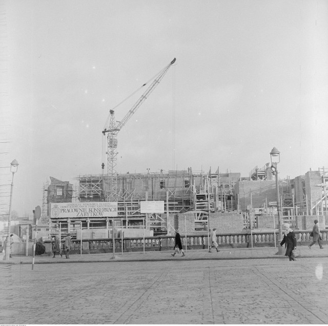 Zdjęcia z odbudowy Warszawy, a przede wszystkim z prac nad Zamkiem Królewskim.
