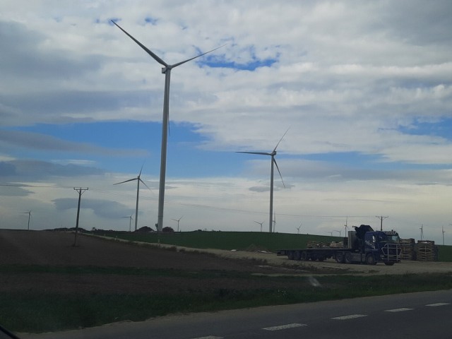 Farma wiatrowa jest dobrze widoczna z autostrady A4 i drogi wojewódzkiej 401.