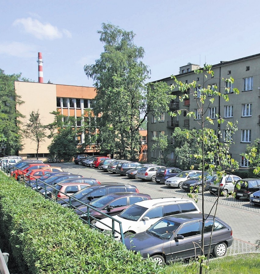 Naprzeciwko centrum kultury jest parking