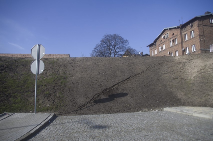 Znak przed nieistniejącym wjazdem na parking