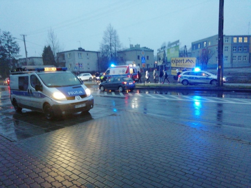 Wypadek na ul. Mickiewicza w Radomsku. Pieszy potrącony na...
