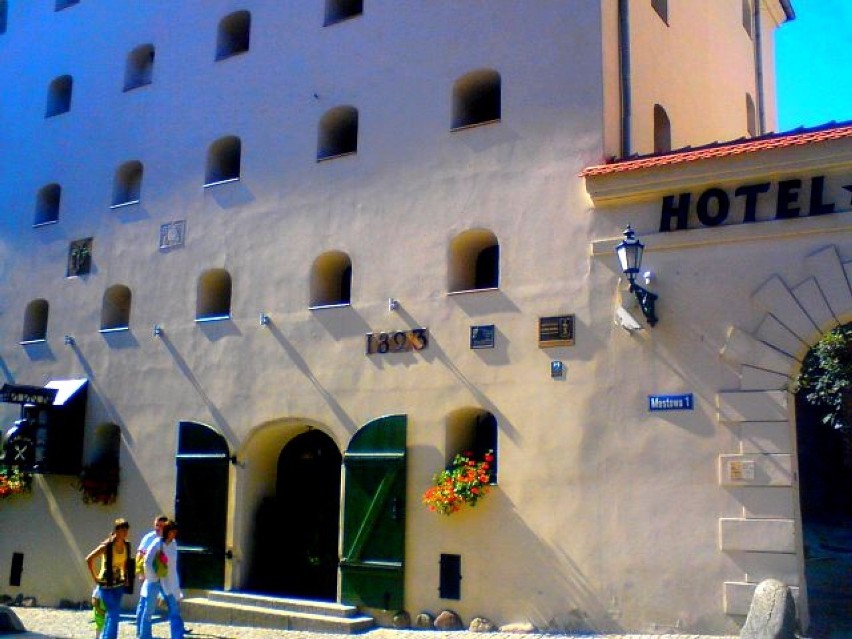Spichrz,Hotel,Karczma... usytuowany jest przy ulicy Mostowej