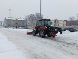 Zima w Tomaszowie. Miasto zasypane śniegiem. Na drogach biało i ślisko ZDJĘCIA