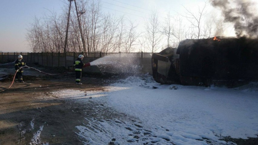 Pożar w Borowie koło Opatówka. Płonął zbiornik ze smołą. [FOTO, FILM]