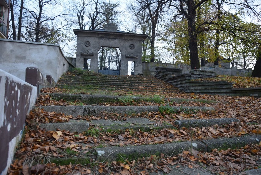 Miasto Kalisz chce wyremontować schody na cmentarz...