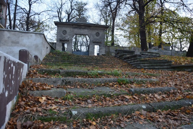 Miasto Kalisz chce wyremontować schody na cmentarz prawosławny. Najpierw musi jednak je przejąć