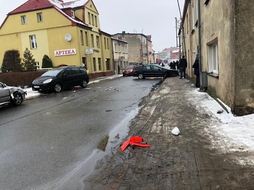 Niebezpieczna kolizja w centrum Barwic. Auto uderzyło w latarnię [zdjęcia]