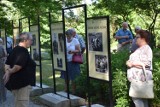 Śrem. Seniorzy spotkali się w ogrodzie Muzeum Śremskiego na wernisażu wystawy fotograficznej pod hasłem "Zabawne historie rodzinne"