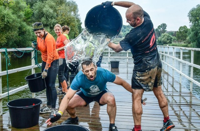 W sobotę w Myślęcinku odbyła się kolejna edycja Terenowej Masakry. Dla uczestników przygotowano trzy trasy: 5, 10 i 15 km. Na każdej z nich znajdowały się rozmaite przeszkody do pokonania, nie tylko podczas biegania, ale także w wodzie. Im więcej kilometrów, tym więcej przeszkód, które wymagają od zawodników wytrzymałości, siły i umiejętności współpracy. Dla najmłodszych organizatorzy przygotowali konkurencje sprawnościowe pod nazwą: Terenowe Dzieciaki. 

Aby obejrzeć zdjęcia przesuń palcem lub strzałkami>>>