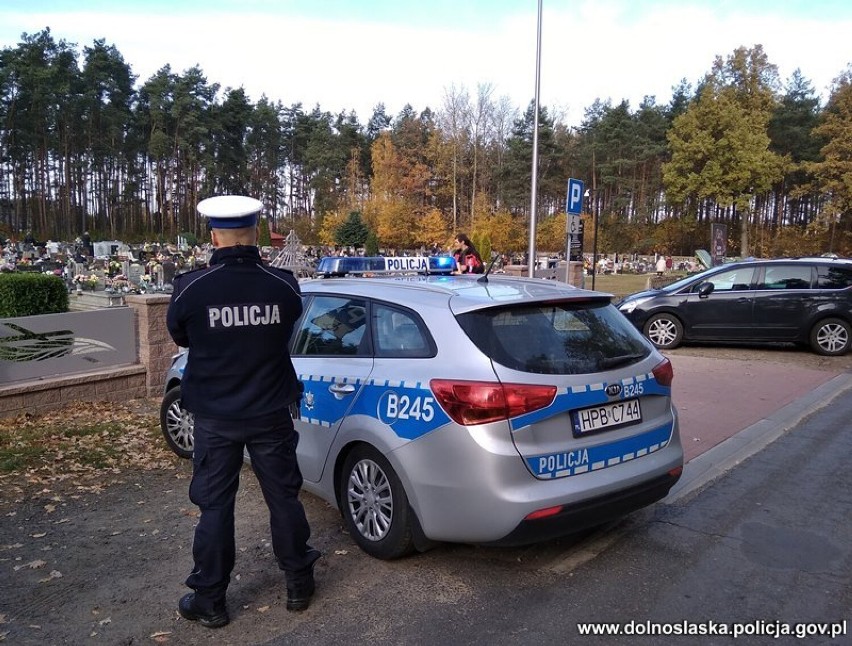 Akcja Znicz 2021. Policja podsumowuje. Jak było na drogach w regionie?  Tysiące interwencji policji i pijani kierowcy za kółkiem