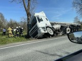 Ciężarówka wywróciła się w Budkowie w powiecie opoczyńskim. Na drodze krajowej numer 74 były utrudnienia. Zobaczcie ZDJĘCIA