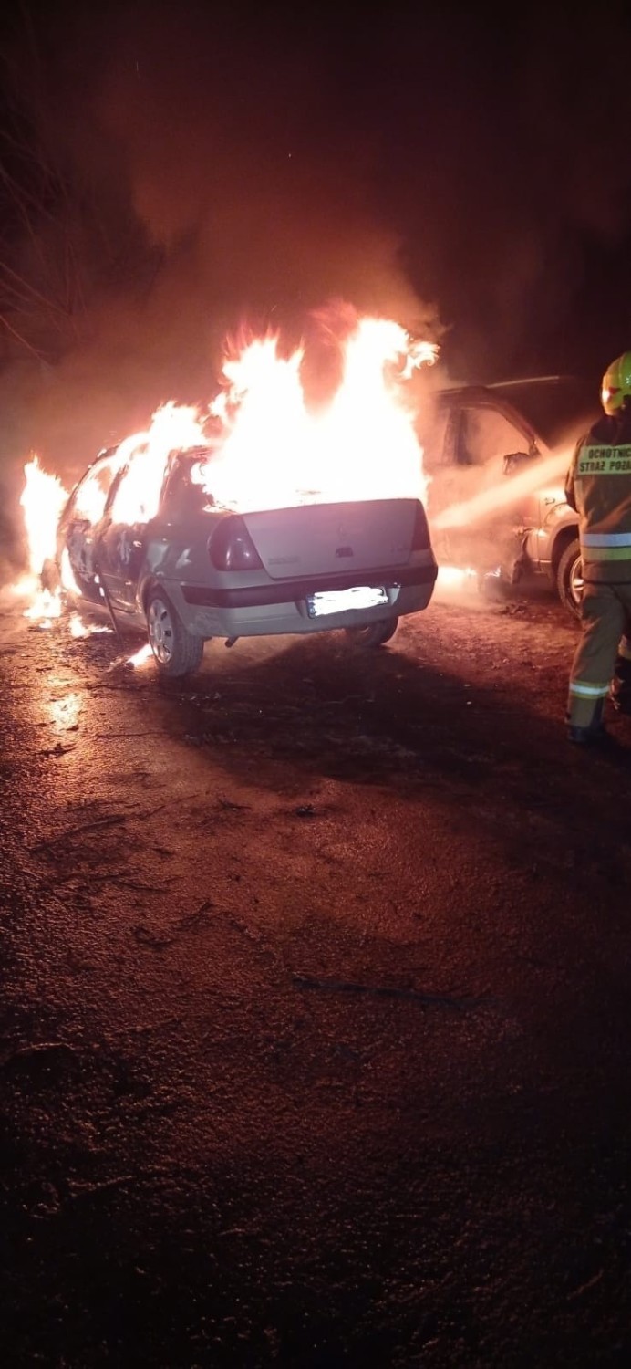 Pożar dwóch samochodów na ulicy 3 Maja w Jędrzejowie. Jaka przyczyna? Zobacz zdjęcia