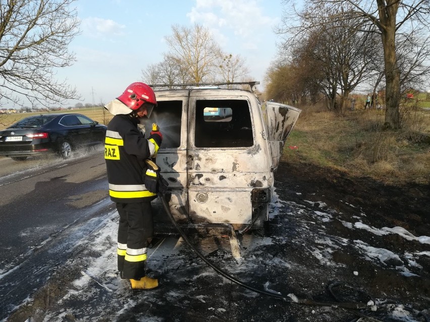 Nieżywięć. Pożar samochodu między obwodnicą a Chojnicami