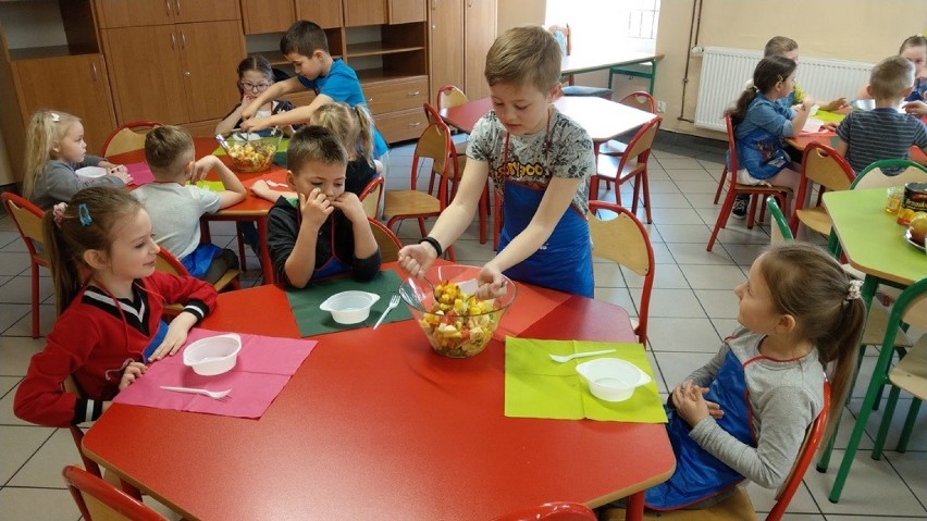 Warsztaty kulinarne u osjakowskich przedszkolaków. Dzieci zrobiły pyszną sałatkę 