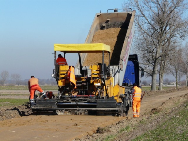 Budują drogę Dzierzązna - Balin