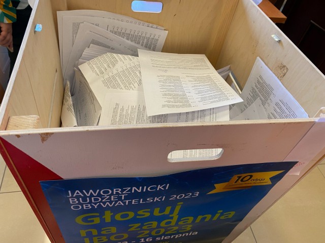 Po komisyjnym otwarciu urn, karty z głosami mieszkańców są pieczętowane i zliczane. Następnie będą wprowadzane przez operatorów do systemu, w którym weryfikacji poddane zostaną dane osób głosujących.