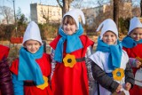 Przedszkolaki wspólnie ubrały choinkę w Brzegu. Można ją podziwiać na terenie Centrum Przesiadkowego [ZDJĘCIA]