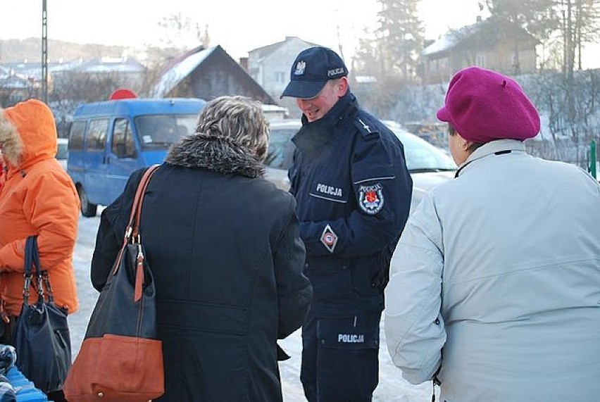 Policjanci na zielonym rynku w Ustrzykach Dolnych