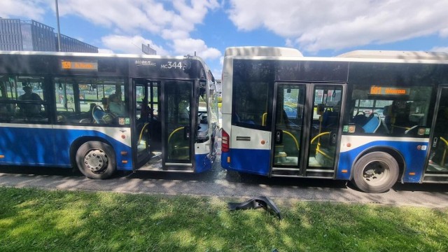 Na zdjęciach z wypadku widać, że jeden z autobusów ma rozbitą przednią szybę