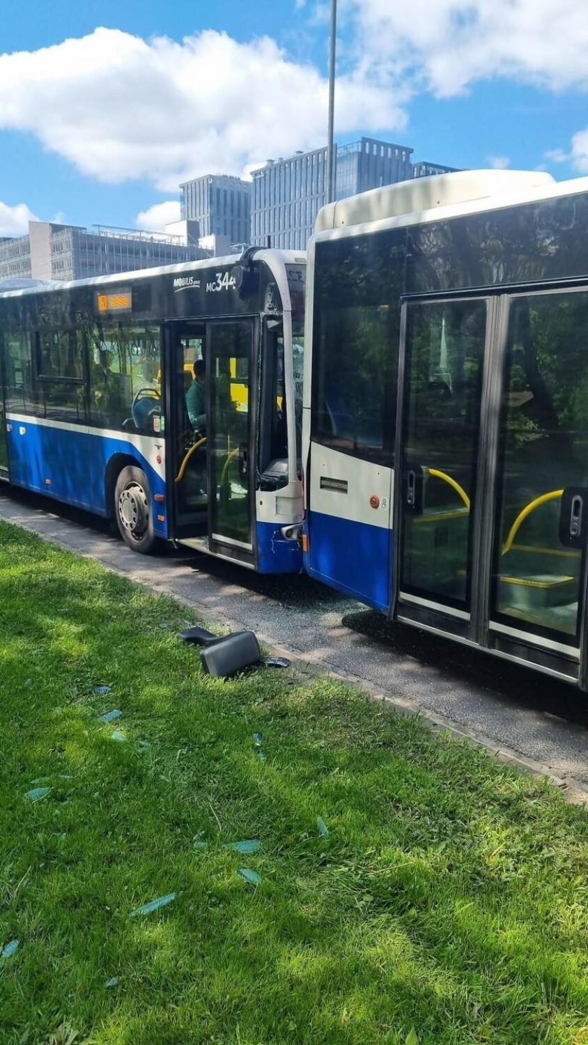Na zdjęciach z wypadku widać, że jeden z autobusów ma...