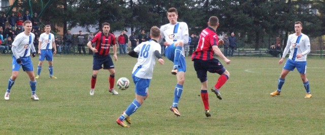 Unia Oświęcim (białe stroje) przegrała w Gromcu z Nadwiślaninem 0:1.