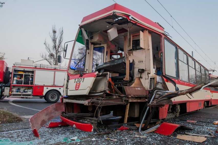 Zderzenie tramwaju i ciężarówki na Zaspie w Gdańsku...