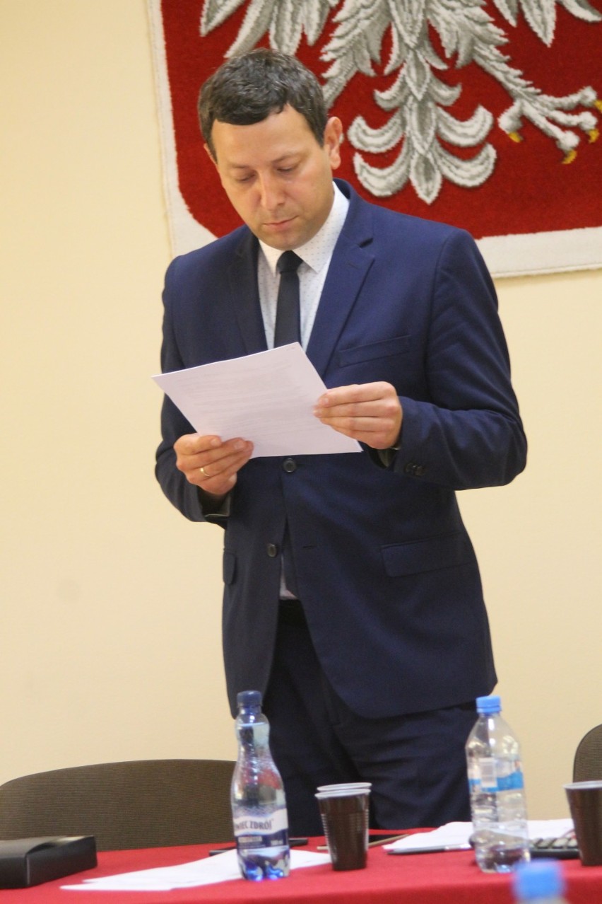 Radni zdecydowali  o obniżce wynagrodzenia  burmistrza Zdun [ZDJĘCIA]