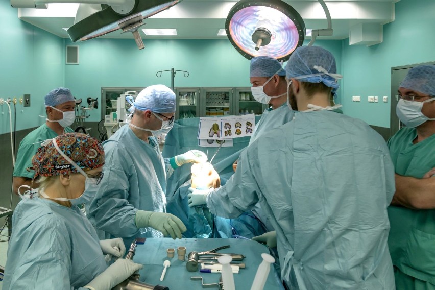 Ortopedzi z WUM wykonali pierwszą w Polsce operację...