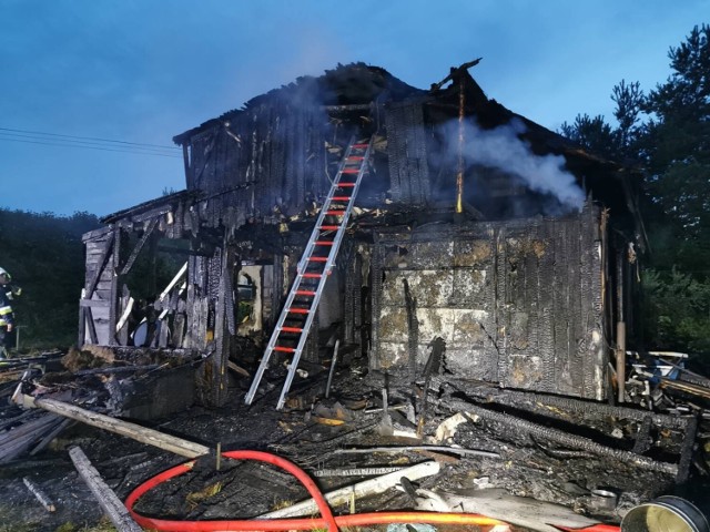 Tragiczny pożar na Pomorzu. Spalił się budynek mieszkalny. Po ugaszeniu ognia odnaleziono ciała dwóch ofiar