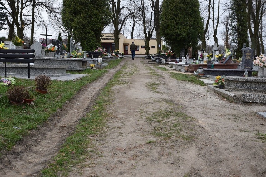 Oprócz głównej drogi na cmentarzu komunalnym w Inowrocławiu,...