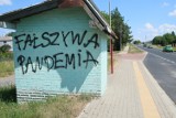 Lubelskie. Już zapomnieliśmy o maseczkach. Ale o pandemii przypominają pomazane przystanki