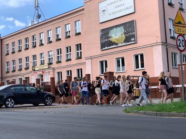 Młodzież z III LO w Zielonej Górze udaje się ze szkoły do punktu szczepień powszechnych w hali lekkoatletycznej przy ul. Sulechowskiej