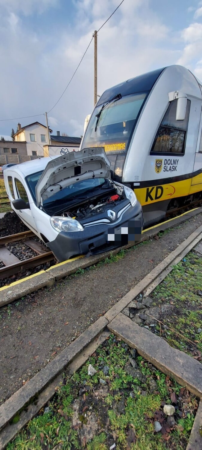 Zderzenie samochodu osobowego z szynobusem w Szczytnej. Kierowca trafił do szpitala [Aktualizacja]