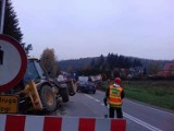 Ciężarówka zderzyła się z koparką, problemy na drodze Kraków-Wolbrom