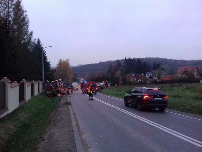 Ciężarówka zderzyła się z koparką, problemy na drodze Kraków-Wolbrom
