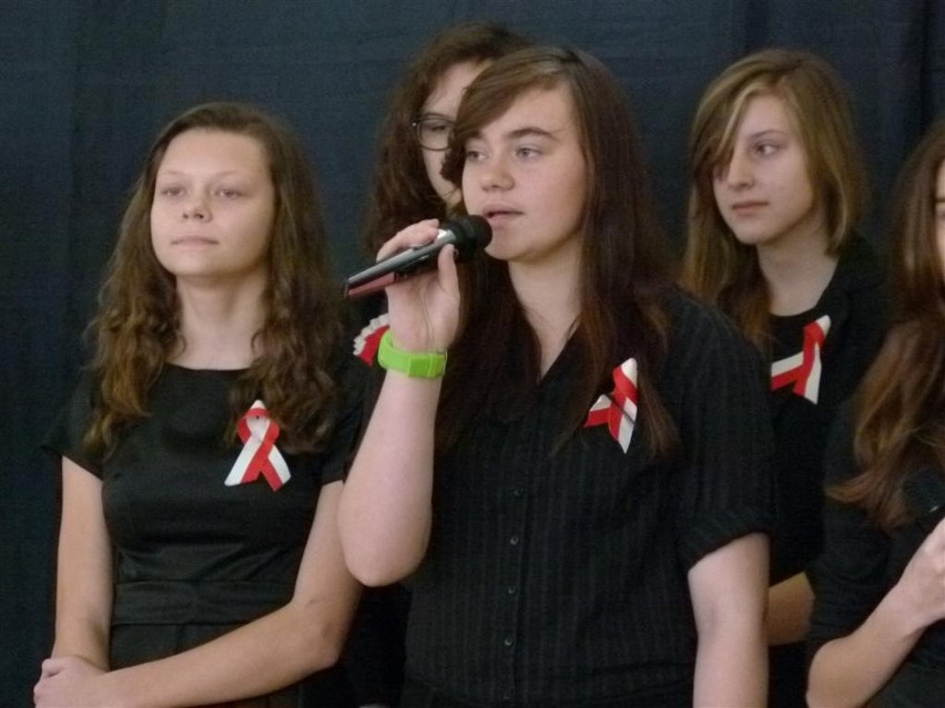 W gimnazjum nr 1 w Zduńskiej Woli uczcili Święto Niepodległości pieśniami