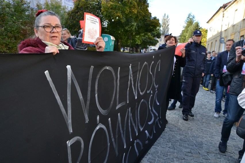 Grupa mieszkańców postanowiła wyrazić swoje niezadowolenie z...