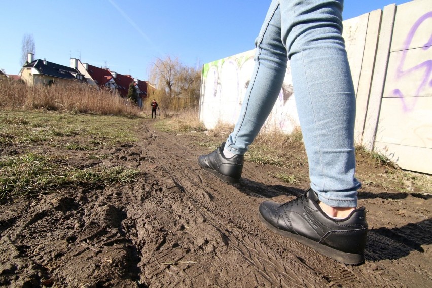 Ścieżka między ulicą Wańkowicza w pobliżu nr 22 a torami...