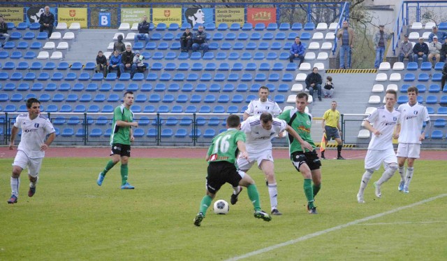 Mecz na szczycie V ligi, KP Starogard (zielone koszulki) - Centrum Pelplin (białe) zakończył się bez bramek