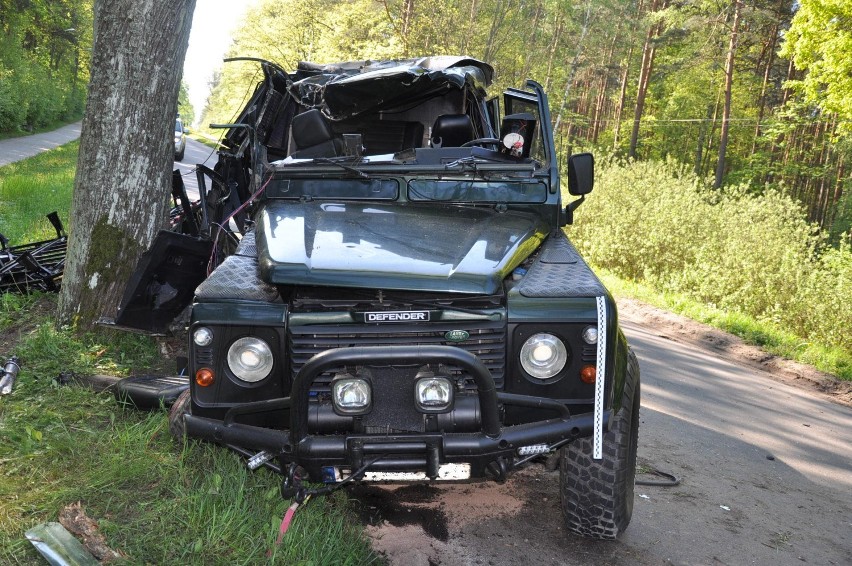 Wypadek w Sierakowie. Osobówka uderzyła w drzewo