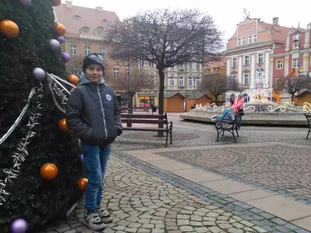 Ustawiono już choinkę w Rynku, mieszkańcy chętnie robią sobie z nią zdjęcia. Tu Ksawery z Wałbrzycha.