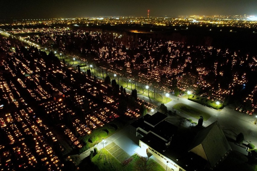 Cmentarze w Lublinie uchwycone z lotu ptaka. Zobacz niezwykłe zdjęcia wykonane nocą w przeddzień Wszystkich Świętych 